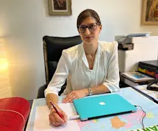 Maître Fanny DANET à son bureau