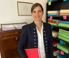 Maître Fanny DANET dans son cabinet avec un dossier