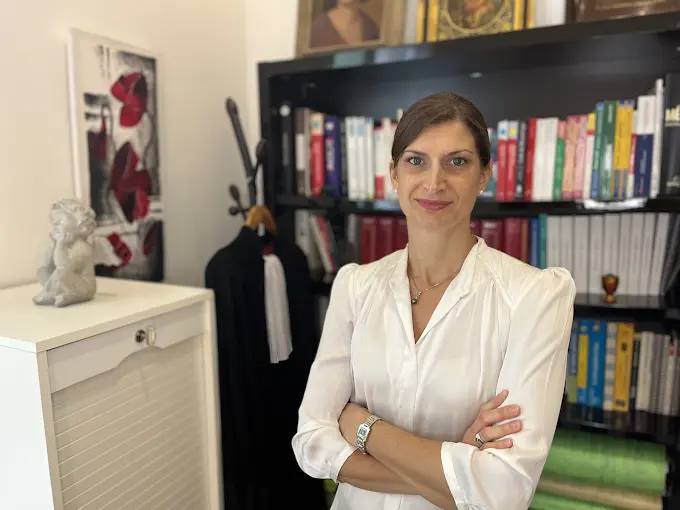 Maître Fanny DANET dans son cabinet