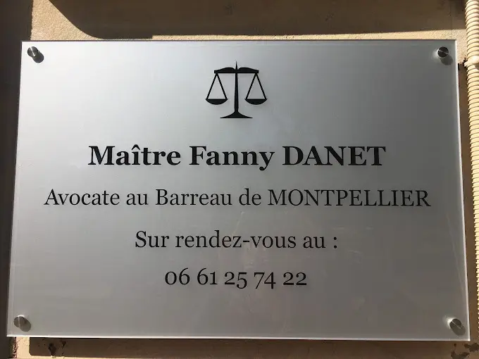 Plaque du cabinet de Maître Fanny DANET